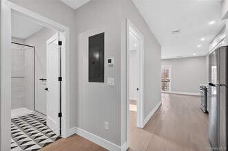 Building Photo - 10 Market St