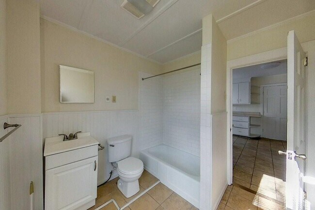 Building Photo - 19 Dixon St