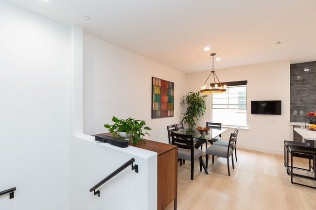 Building Photo - 3 Bedroom Townhome in the Escala Community of Mission Valley