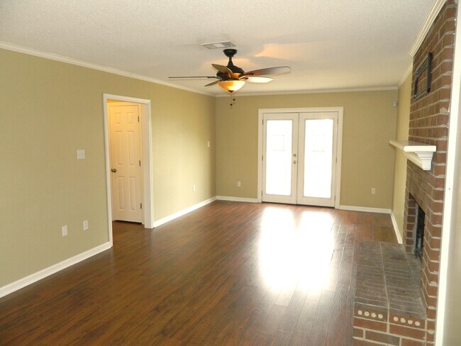 Building Photo - 635 Clinton Way W