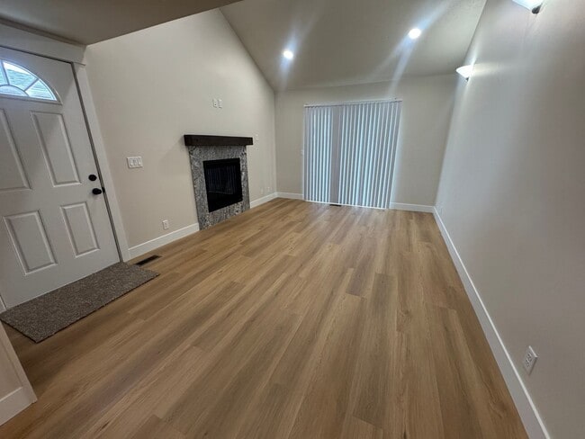 Building Photo - Beautiful Cottonwood Heights Duplex!