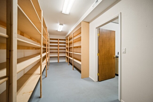 Building Photo - "Spacious 4-Bedroom, 4.5 Bathroom 4792 sq. ft. Retreat with Scenic Views and Cozy Fireplace in St...