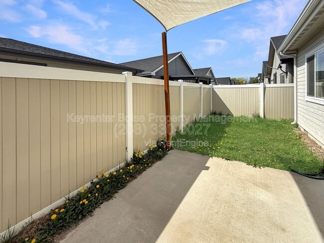 Building Photo - 2115 W Bella Ln