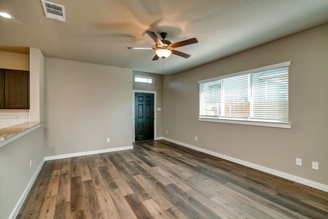 Building Photo - GORGEOUS 3 BEDROOM DUPLEX LOCATED IN MIDLOTHIAN ISD!