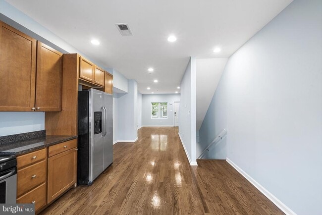 Building Photo - 1811 Titan St