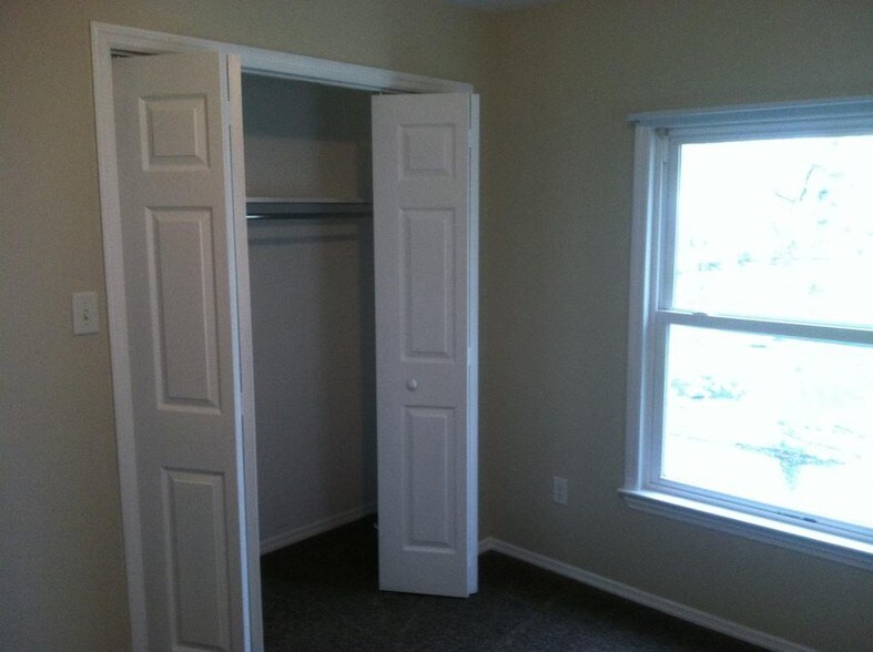 Building Photo - 302 S 2nd St