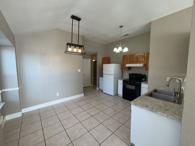 Building Photo - 709 Lisa Ln