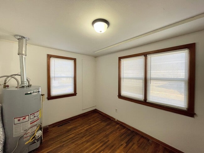 Building Photo - 2 Bed 1 Bath with 2-Car Detached Garage