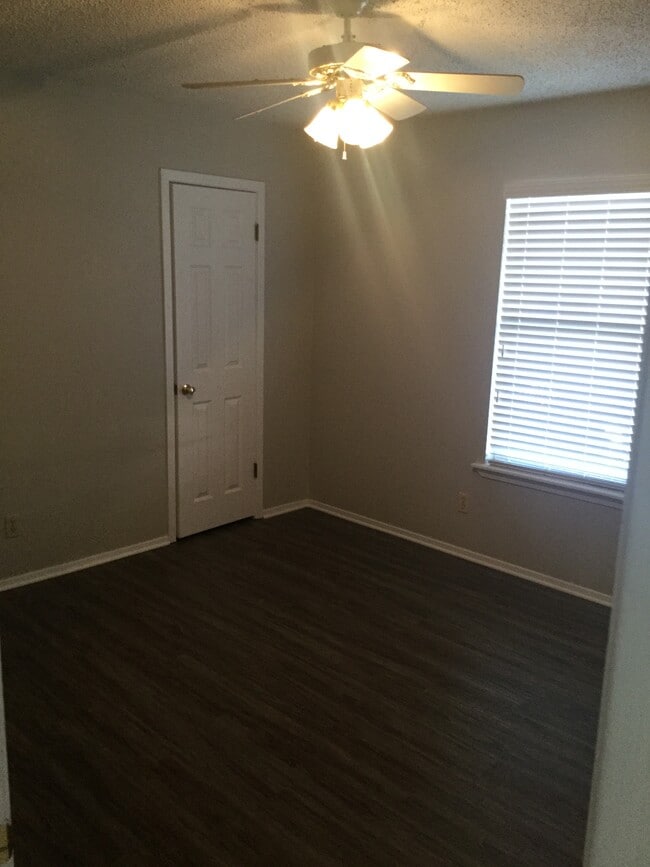 Building Photo - 2106 Jomar St