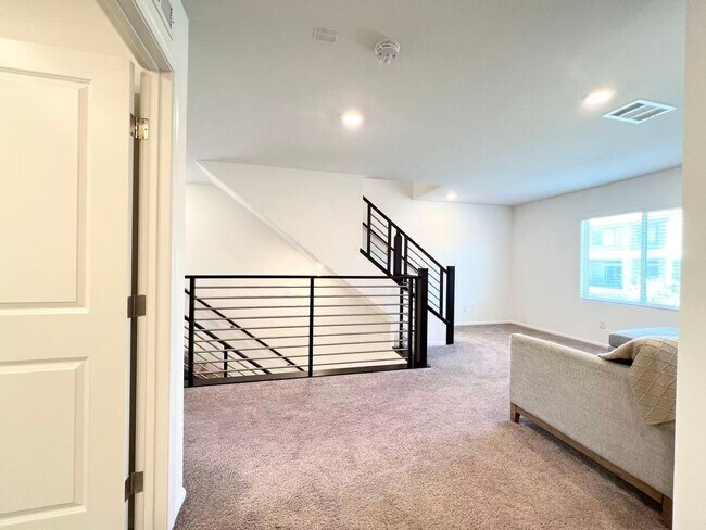 Building Photo - Beautiful 3-story home with 4 bedrooms and 3.5 bathrooms