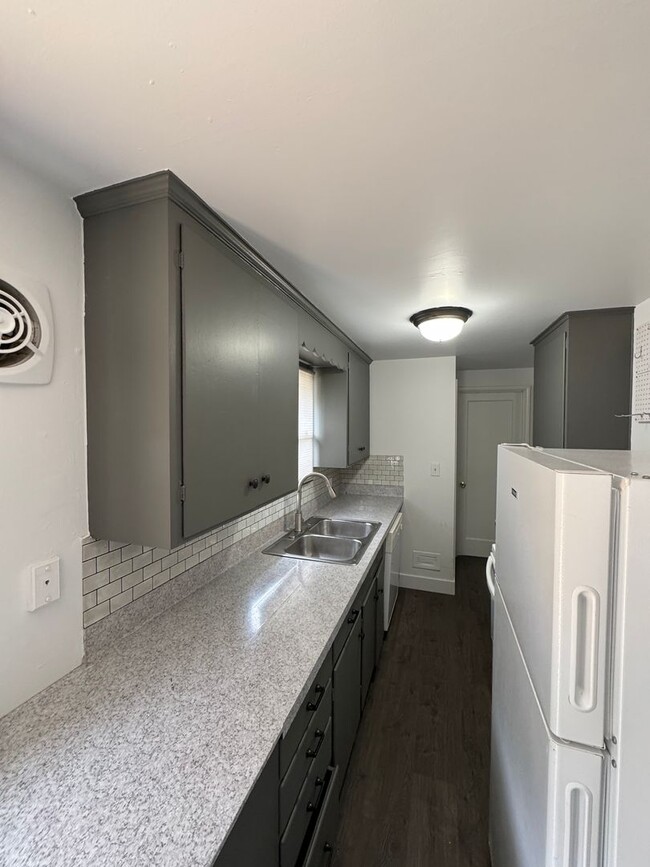 Building Photo - Spacious Two Story (2BR/1BA) Home with Lar...