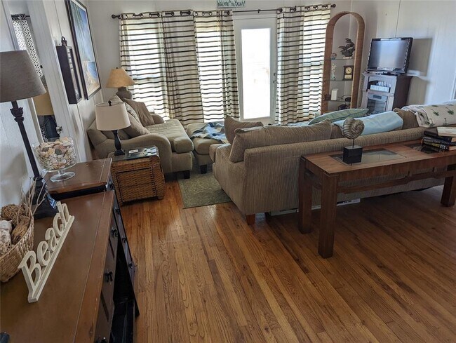 Building Photo - 415 Seashell Dr