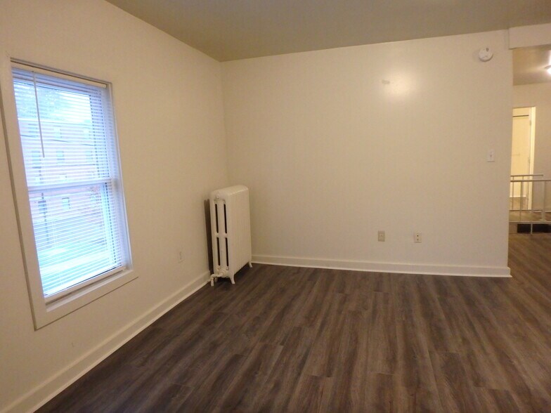 Building Photo - 932 Grampian Blvd