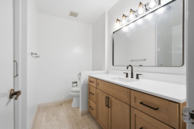 Building Photo - Prime L.A. Location Steps from Beverly Hills | 2 BR / 2.5 BA Home-Like Condo