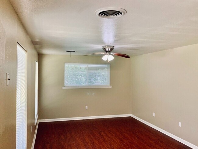 Building Photo - Immaculate home in Broadmoor