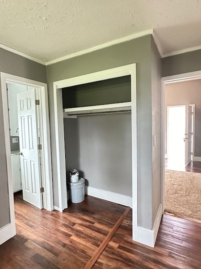 Building Photo - RECENTLY REMODELED 1 BEDROOM 1 BATH - COZY...