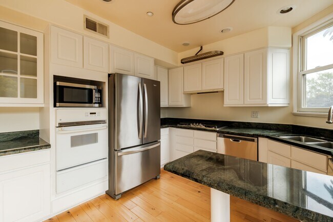 Building Photo - 2030 S Bentley Ave