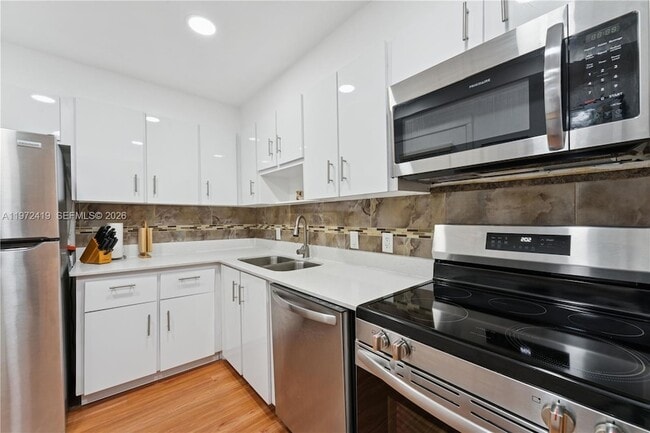 Building Photo - 3101 N Country Club Dr