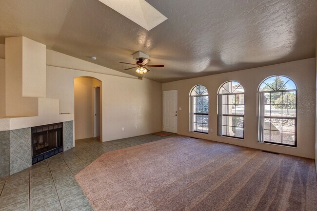 Building Photo - Pet Friendly 4 bedroom, 3 bath home for rent!