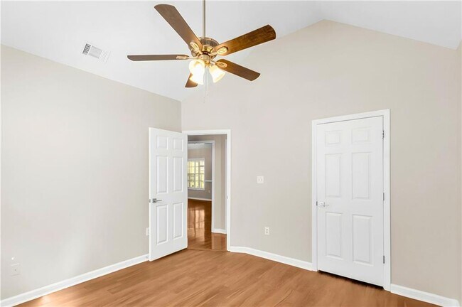 Building Photo - 125 York Ln