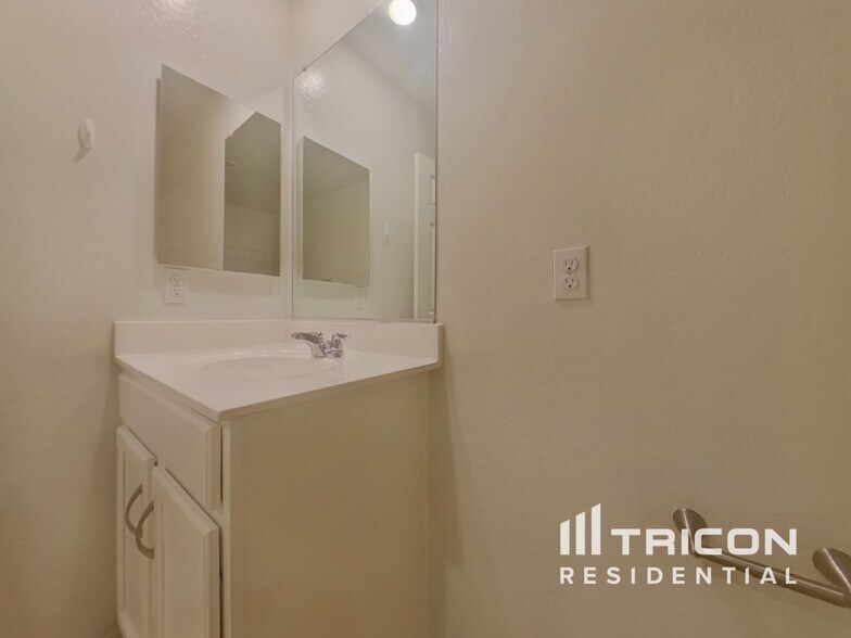 Building Photo - 16221 W La Ventilla Way