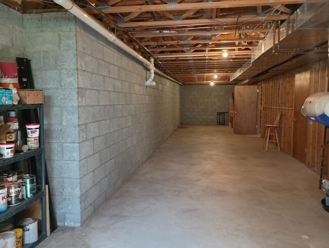 Building Photo - 16137 Robbins Rd