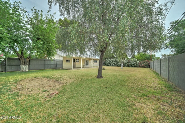 Building Photo - 3033 E Campbell Ave