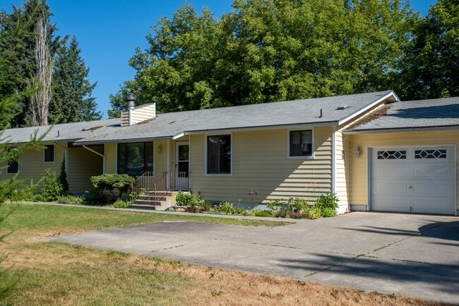 Building Photo - Cute Duplex in CDA