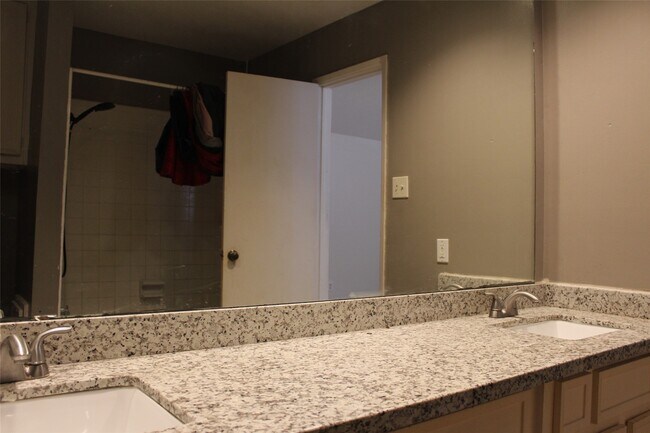 Building Photo - 14343 Whitecross Dr