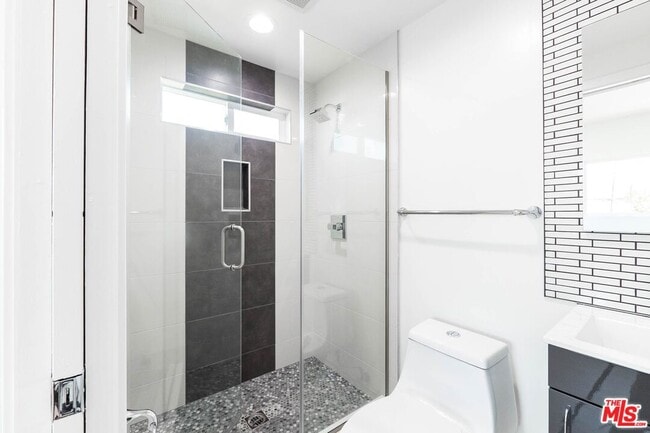 Building Photo - 758 1/2 N Ridgewood Pl