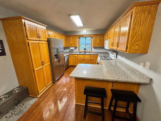 Building Photo - Rent Special!!! Walk To The Lake!