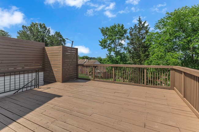 Building Photo - Brentwood/Crieve Hall end unit Condo -avai...