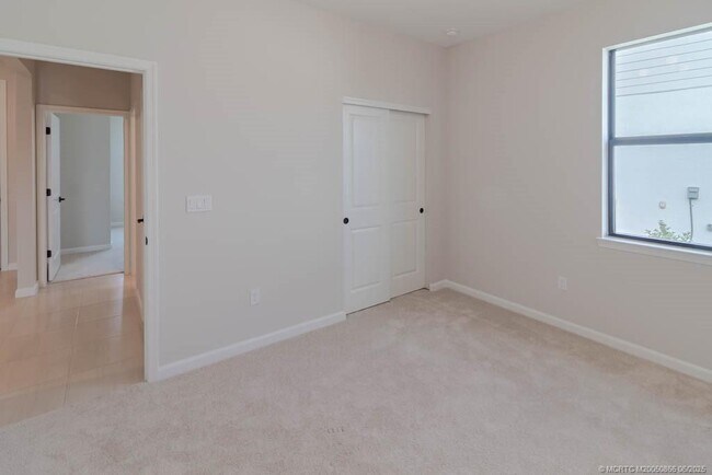 Building Photo - 861 SE Courances Dr