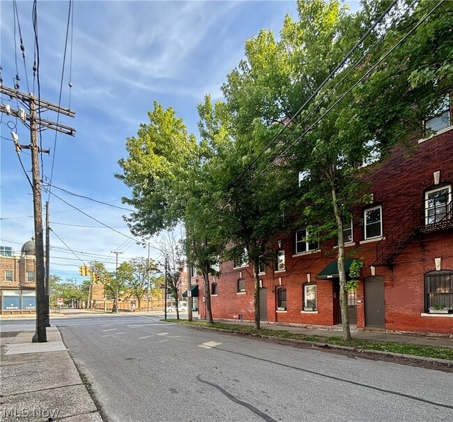 Building Photo - 1066 E 62nd St