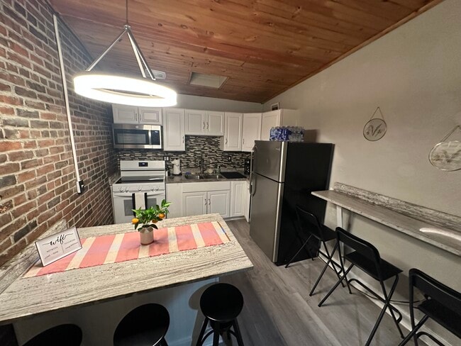 Building Photo - 1734 E Carson St