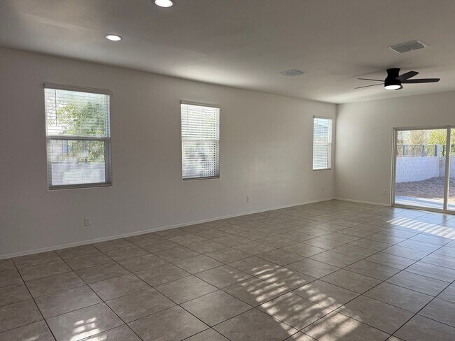 Building Photo - 1086 W Avalon Canyon Dr