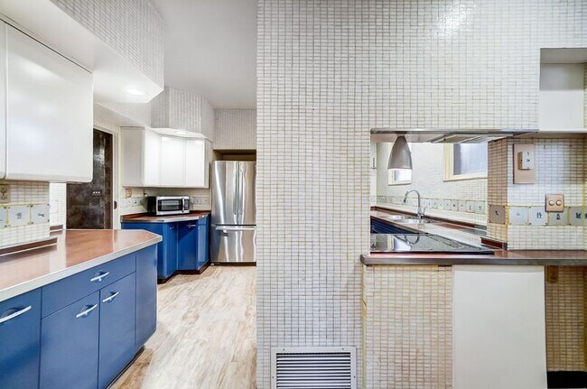 Building Photo - 2881 Observatory Ave