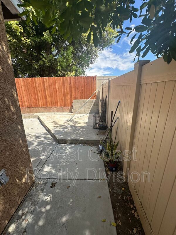 Building Photo - 1847 S Raintree Pl