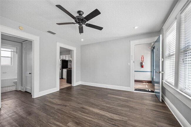 Building Photo - 3107 S Esperanza Ave