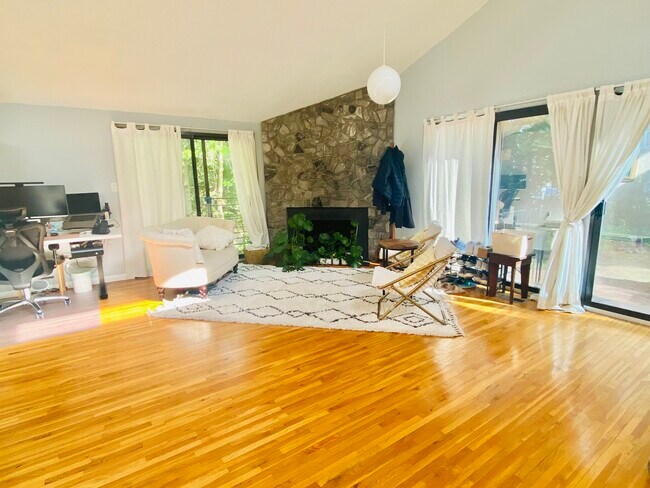 Building Photo - 14 Windsor Rd