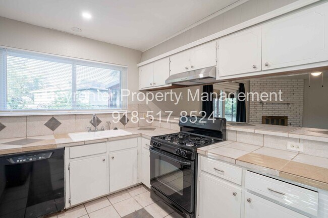 Building Photo - 3 Bed / 2 Bath / Near Tulsa Arts District