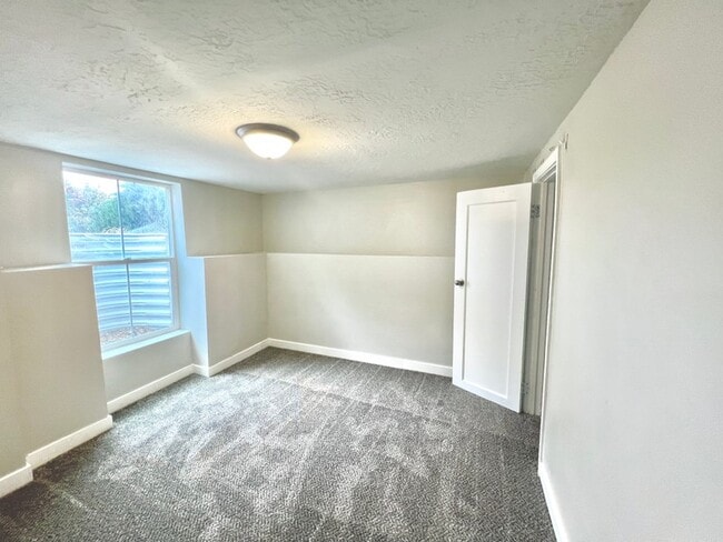 Building Photo - 30 S 400 E