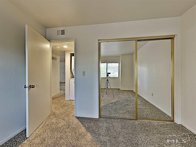 Building Photo - 2624 Sunny Slope Dr