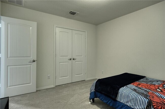 Building Photo - 521 Bradford Ln