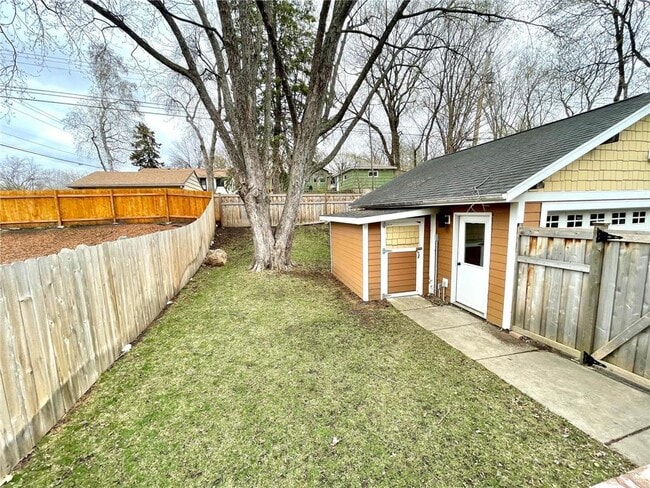 Building Photo - 403 Monroe Ave S