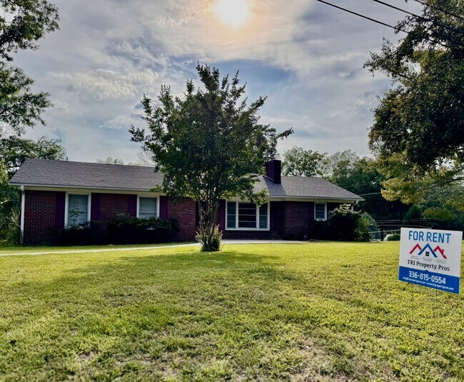 Building Photo - 3BR 1.5BA Brick Ranch in Lexington