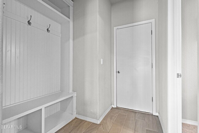 Building Photo - 956 Clapham St