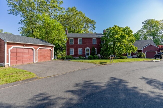 Building Photo - Beautifully Renovated 2 Bed, 2 Bath Coloni...