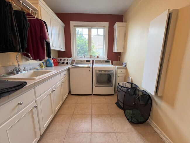 Building Photo - Forest-View Luxury Home with 5 Bedrooms, Luxury Primary Suite & Gourmet Kitchen