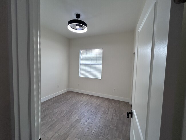 Building Photo - 3915 Rodeo Dr N